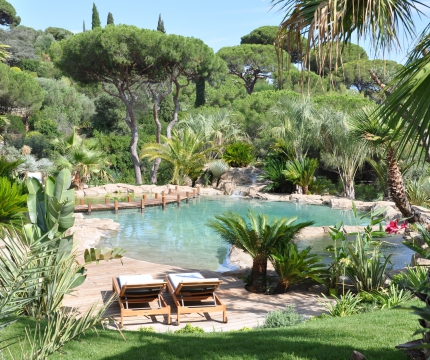 Piscine lagon en faux rochers