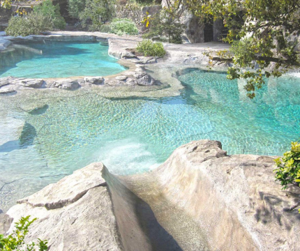 Piscine naturelle avec jeux d’eau en faux rochers