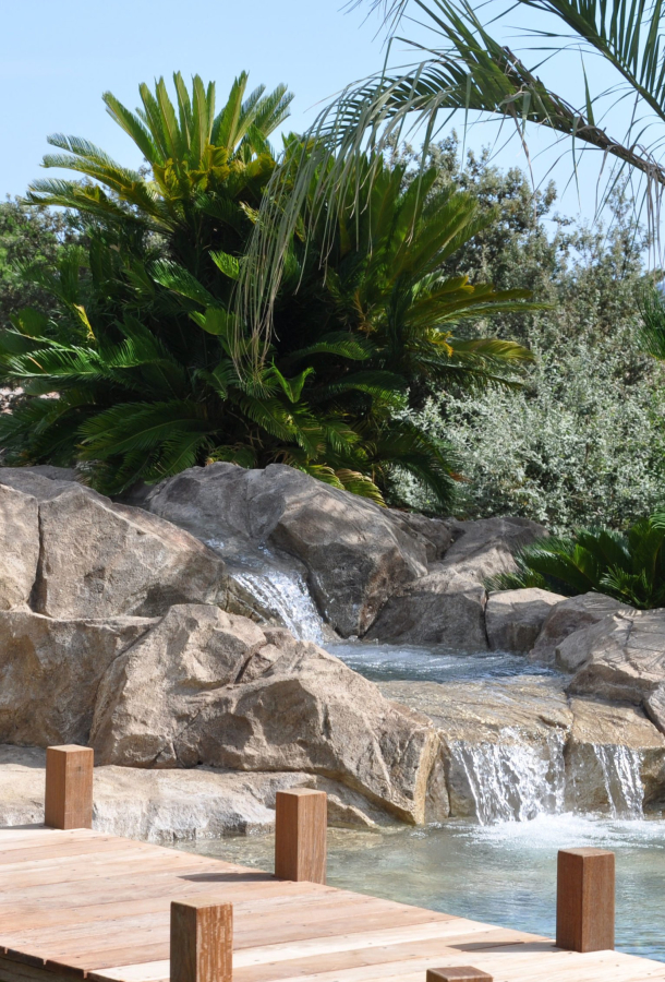 Chez Waterworld.fr, nous concevons des faux rochers sur mesure, alliant esthétique, durabilité et sécurité