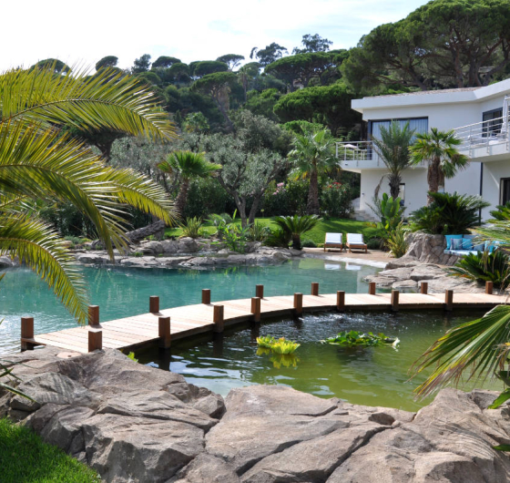 Une piscine qui a du style pour une maison d’exception