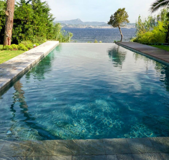 Piscine à skimmers, piscine à débordement : avantages, inconvénients ?