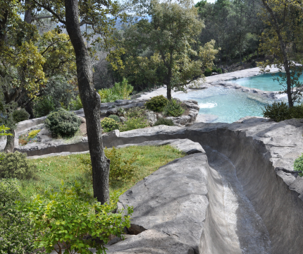 Piscine de luxe en faux rochers