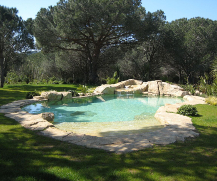 Piscine décorative en rochers reconstitués