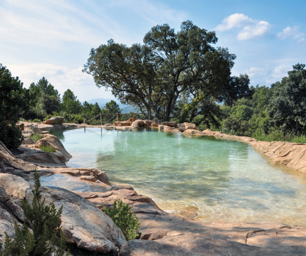 Piscine d’exception intégrée dans le paysage