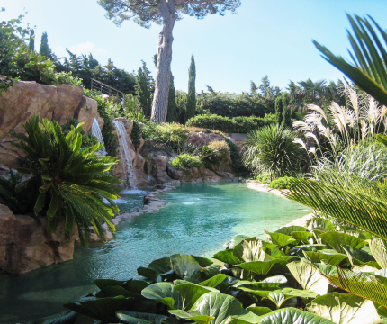 Piscine naturelle avec cascades et mur d’eau