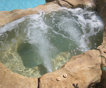 Spa en faux rochers