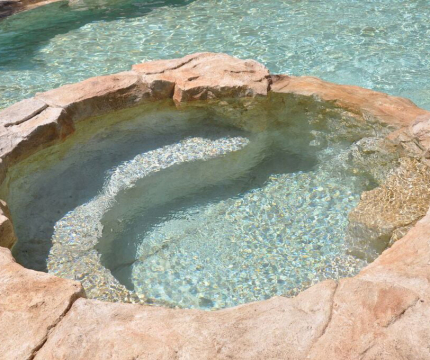 Jacuzzi paysagé en faux rochers