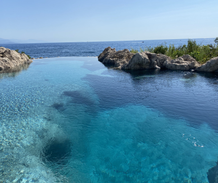 Piscine creusée dans les rochers