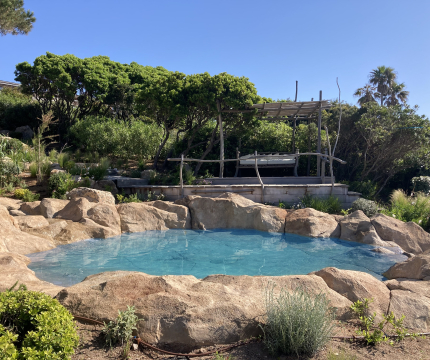 Piscine lagon en fausses roches