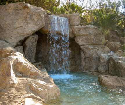 Cascade avec grotte en rochers reconstitués