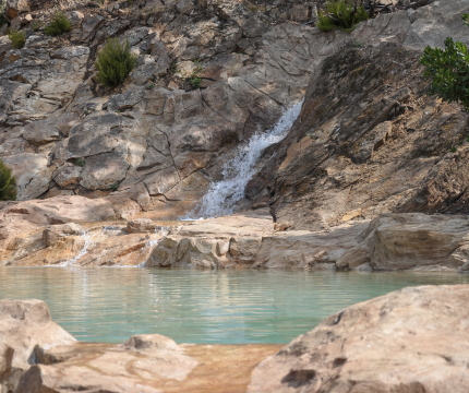 Piscine avec cascade en rochers reconstitués