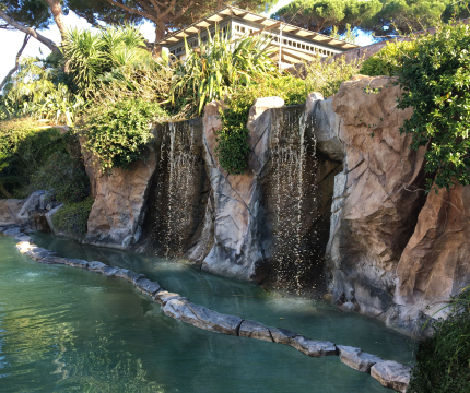 Cascade naturelle en faux rochers