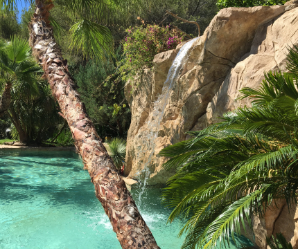 Piscine en faux rochers avec cascade