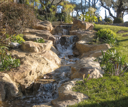 Cascade en faux rocher