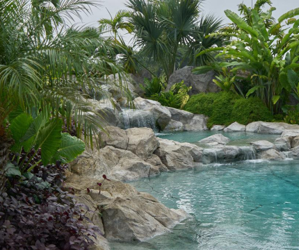 Piscine avec cascade de luxe