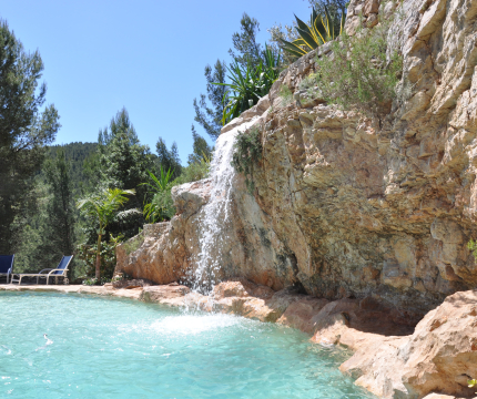 Piscine avec cascade en roches artificielles