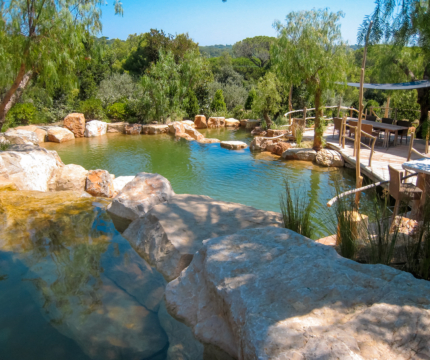 Baignade naturelle intégrée dans son paysage