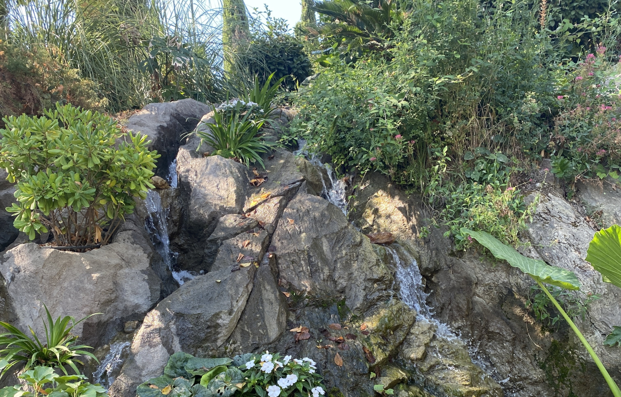 Cascade artificielle en faux rochers - Waterworld, Sculpteurs de Nature