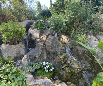 Cascade artificielle en faux rochers