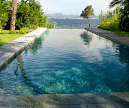 Piscine à débordement sur la mer