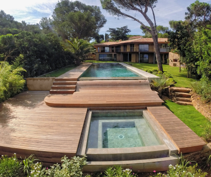 Piscine de luxe en bois