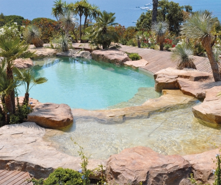 Piscine creusée dans les rochers