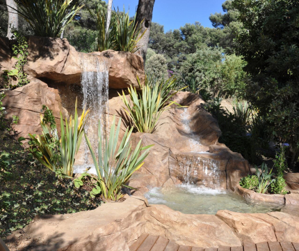 Cascade en faux rochers