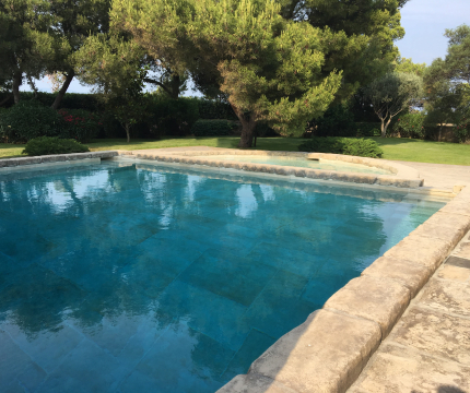 Piscine en fausses pierres