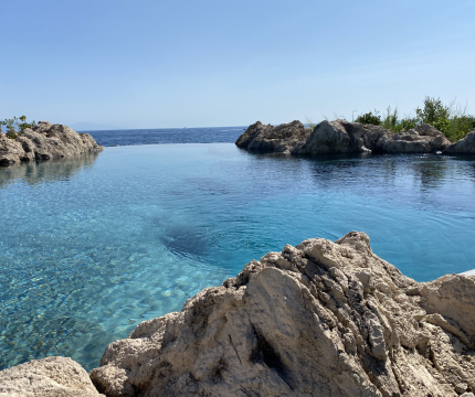 Piscine exceptionnelle à débordement en faux rochers