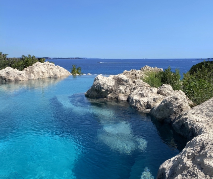 Piscine naturelle en faux rochers