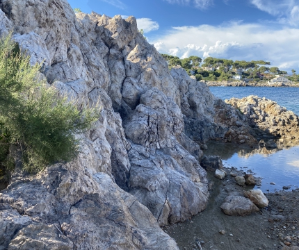 Faux rochers bord de mer