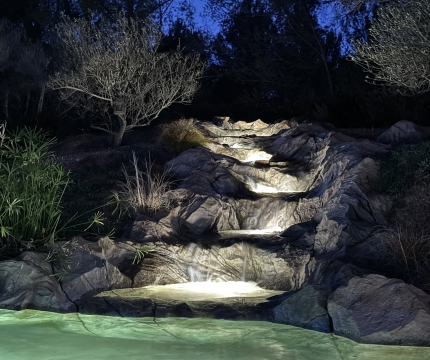 Cascade en faux rochers de nuit