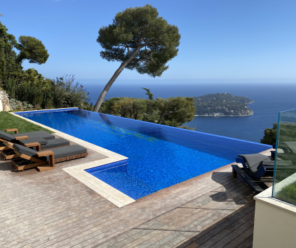 Grande piscine de rêve à débordement
