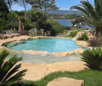 Piscine écologique avec débordement