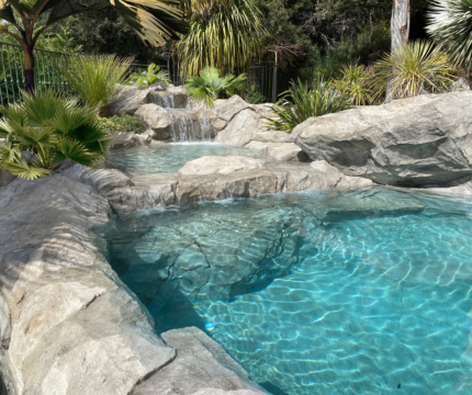 Piscine paysagée avec cascade