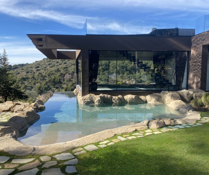 Piscine en faux rochers