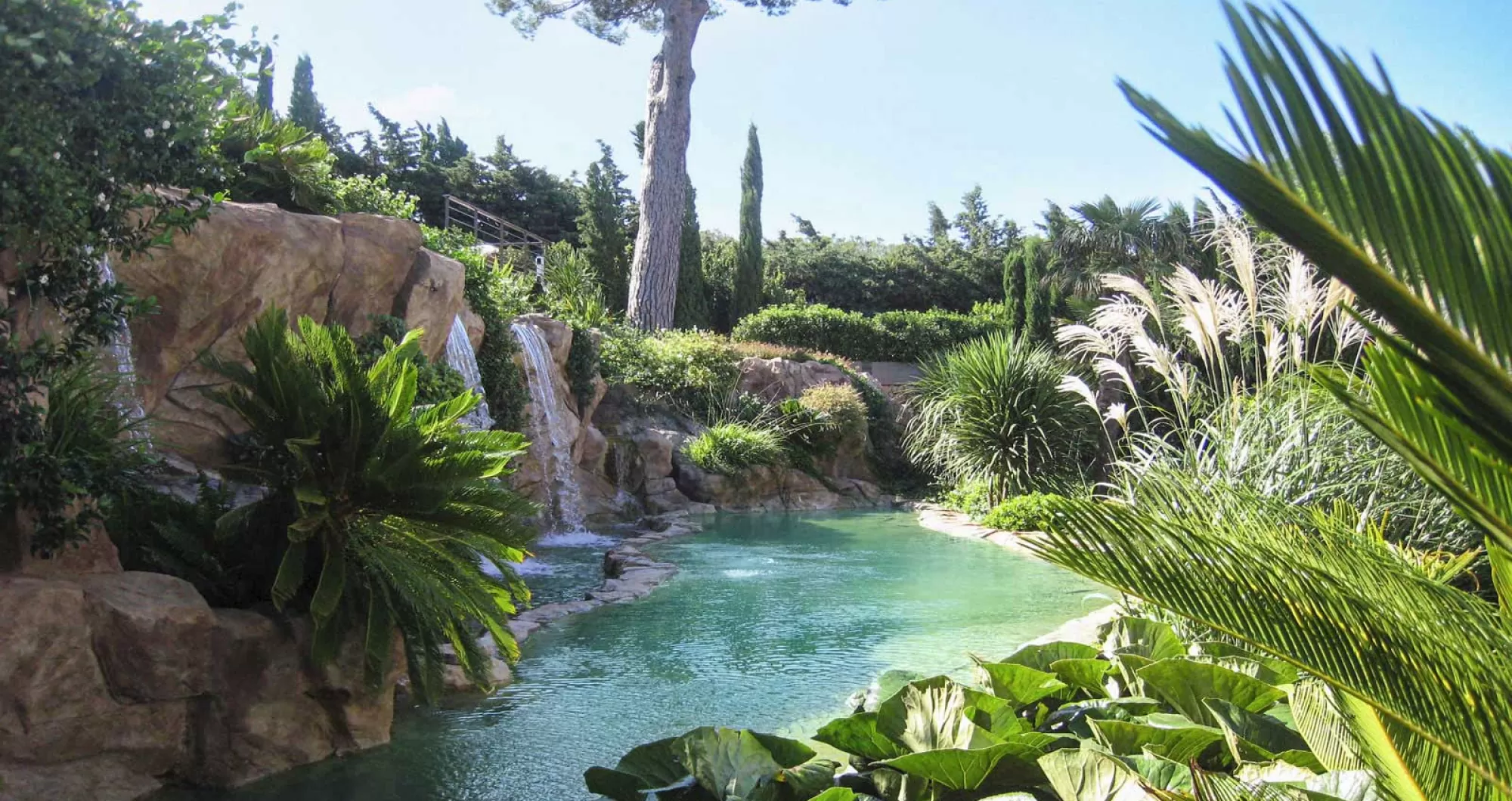 Waterworld : Baignade naturelle avec jeux d'eau en faux rochers